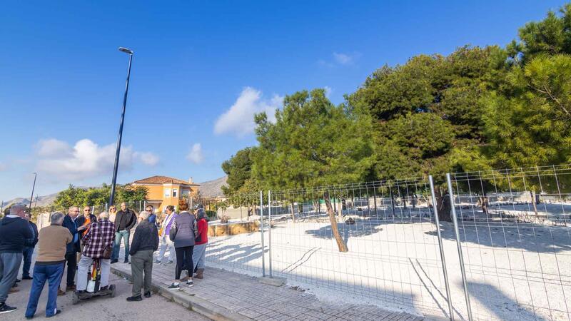 Noves lluminàries i parc públic en Finca Barrina