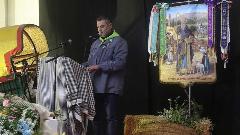 Benidorm celebra la fiesta de Sant Antoni con la romería y la ofrenda al santo en la Ermita de Sanz