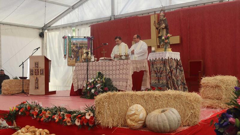 Centenars de veïns acudixen a l