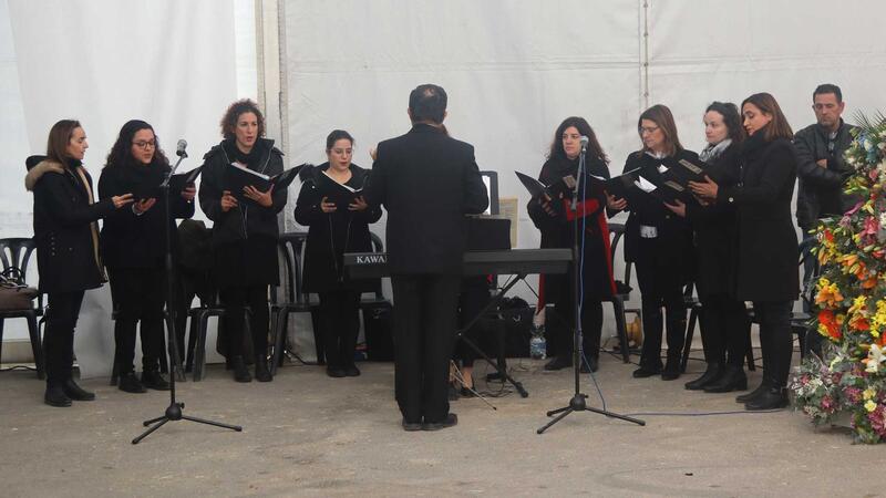 Centenars de veïns acudixen a l