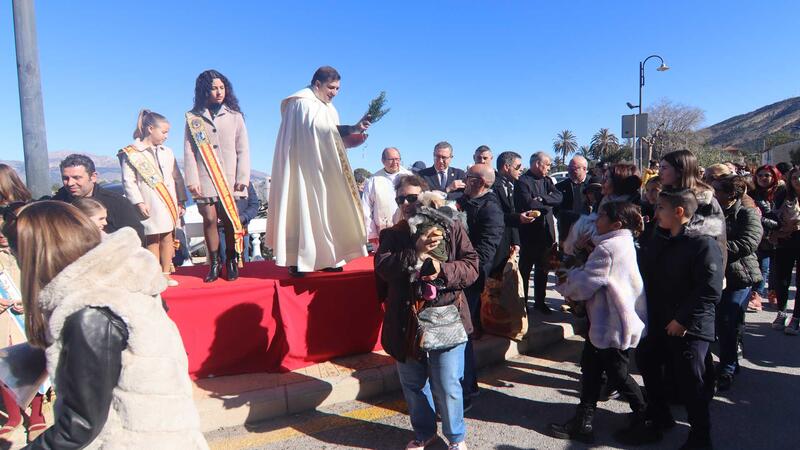 Centenars de veïns acudixen a l