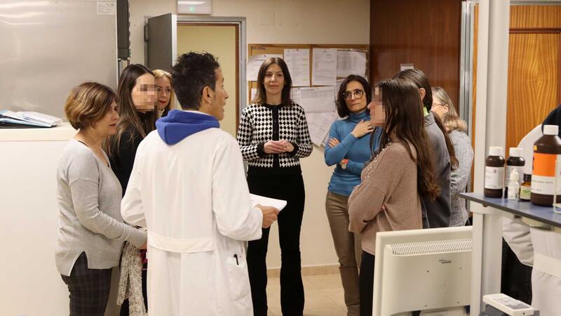 Alumnos del ciclo de Salud Ambiental del IES l’Almadrava visitan el laboratorio municipal 