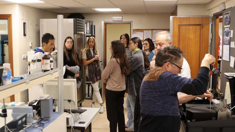 Alumnos del ciclo de Salud Ambiental del IES l’Almadrava visitan el laboratorio municipal 