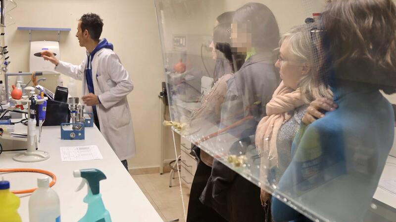 Alumnos del ciclo de Salud Ambiental del IES l’Almadrava visitan el laboratorio municipal 
