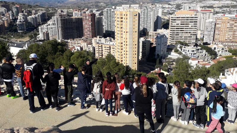 Un centenar de alumnos del Leonor Canalejas visita el Tossal de la Cala, que en breve vivirá una nueva actuación arqueológica