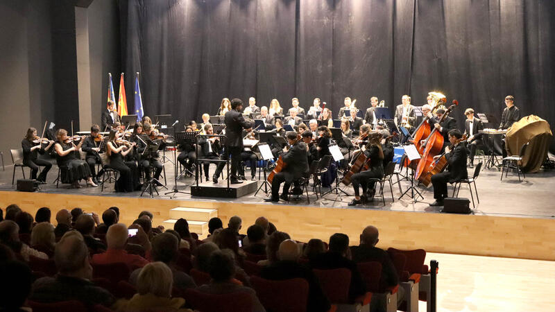 Benidorm estrena 2023 con lleno absoluto en el concierto de Año Nuevo de la Orquesta Sinfónica de la UM