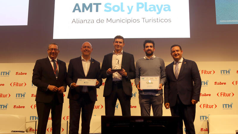 The mayor gives the AMT Destination Award for 