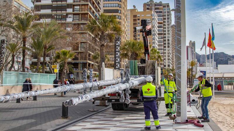 Benidorm inicia la col·locació dels nous fanals de la catenària del Passeig de Llevant
