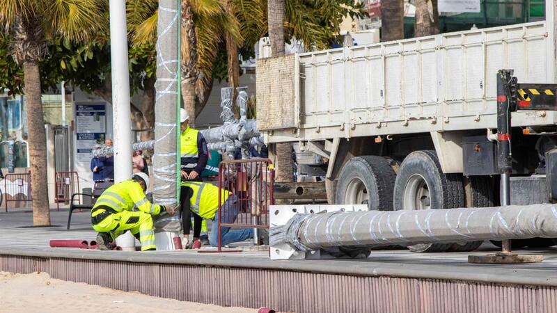 Benidorm inicia la col·locació dels nous fanals de la catenària del Passeig de Llevant