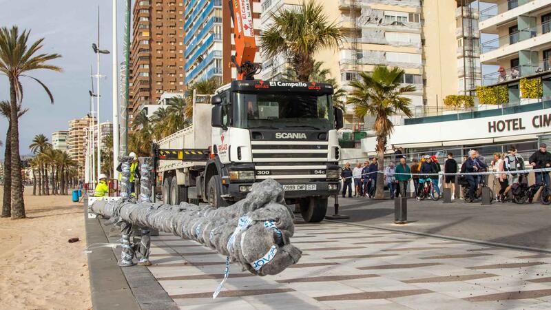Benidorm inicia la col·locació dels nous fanals de la catenària del Passeig de Llevant