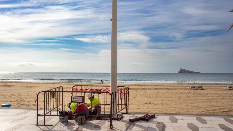 Benidorm inicia la col·locació dels nous fanals de la catenària del Passeig de Llevant