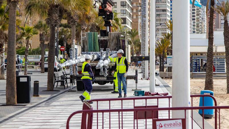 Benidorm inicia la col·locació dels nous fanals de la catenària del Passeig de Llevant