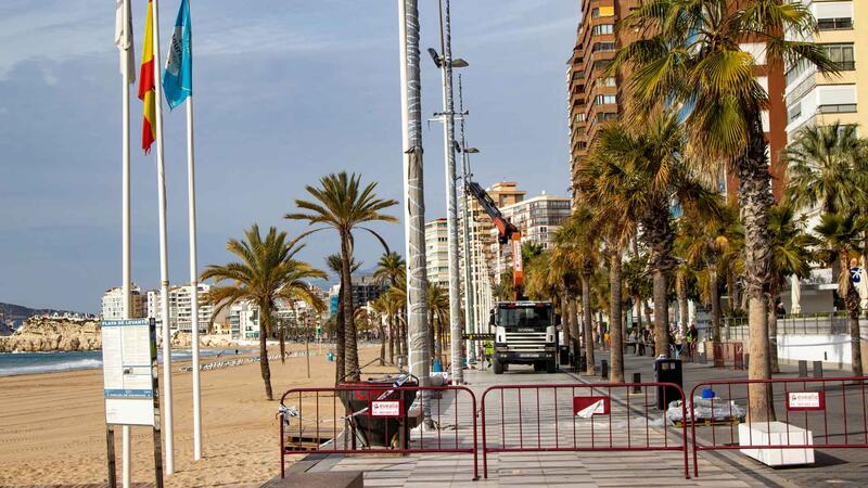 Benidorm inicia la col·locació dels nous fanals de la catenària del Passeig de Llevant