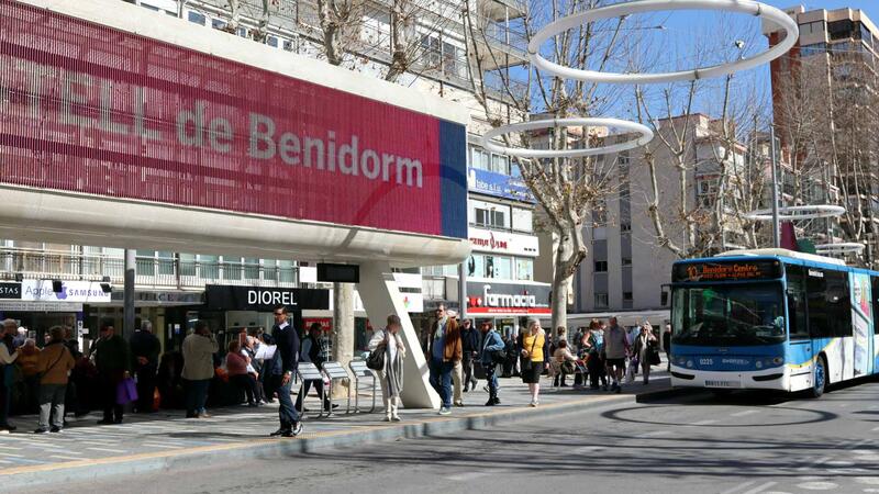 Benidorm completes the 1st phase of installation of smart screens at the main bus stops