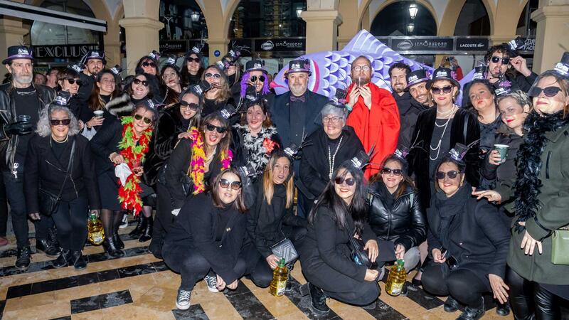 Un multitudinario Entierro de la Sardina despide el Carnaval de Benidorm