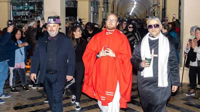 Un multitudinario Entierro de la Sardina despide el Carnaval de Benidorm