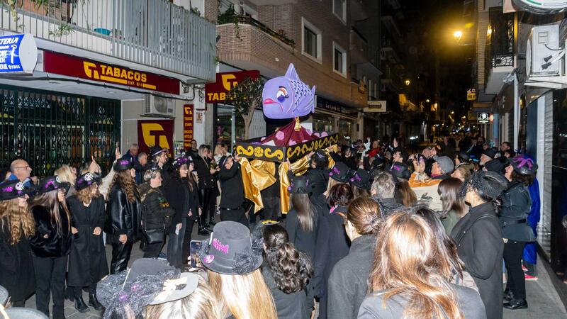 Un multitudinario Entierro de la Sardina despide el Carnaval de Benidorm