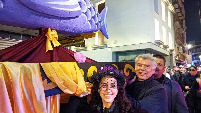 Un multitudinario Entierro de la Sardina despide el Carnaval de Benidorm