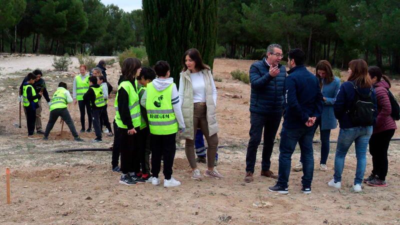 Students from the Gabriel Miró and La Cala schools plant 200 specimens in El Moralet for Arbor Day
