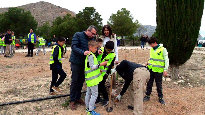 Students from the Gabriel Miró and La Cala schools plant 200 specimens in El Moralet for Arbor Day