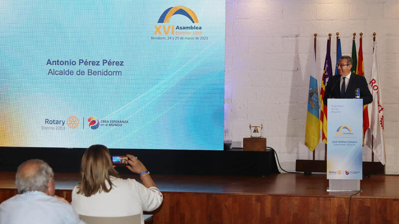 El alcalde da la bienvenida a Benidorm a la XVI Asamblea Rotary del Distrito 2203