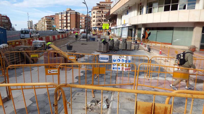 La primera fase de renovación de infraestructuras y mejora de accesibilidad en la avenida Beniardá entra en su fase final con el nuevo pavimento