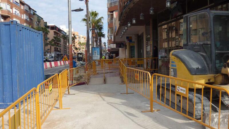 La primera fase de renovación de infraestructuras y mejora de accesibilidad en la avenida Beniardá entra en su fase final con el nuevo pavimento