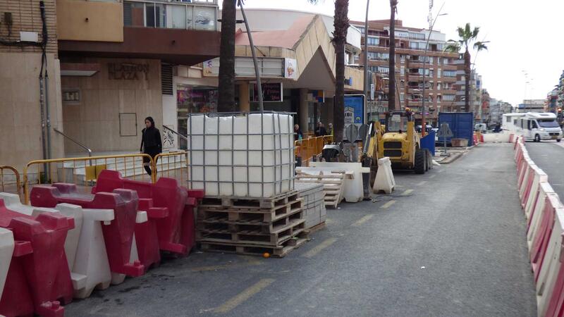 La primera fase de renovación de infraestructuras y mejora de accesibilidad en la avenida Beniardá entra en su fase final con el nuevo pavimento