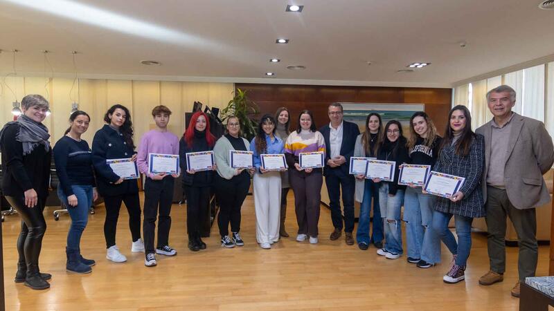 The mayor receives students from the IES Bernat de Sarrià who collaborated with Benidorm Fest