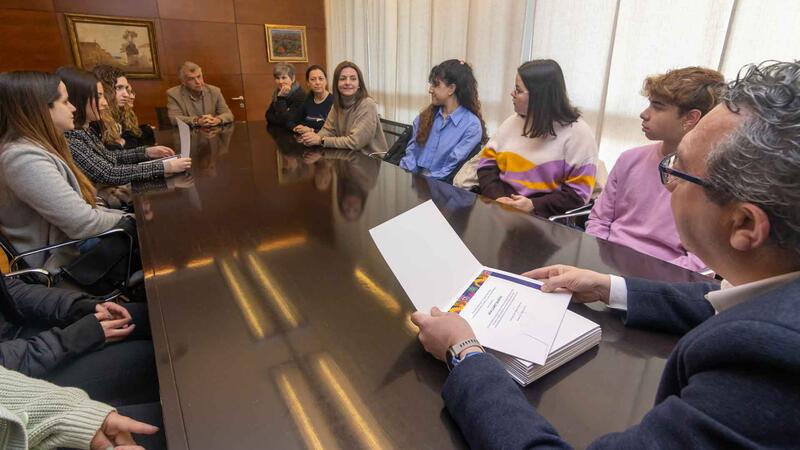 The mayor receives students from the IES Bernat de Sarrià who collaborated with Benidorm Fest
