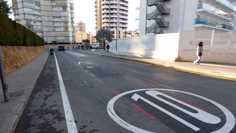 Benidorm finaliza la renovación de la calle Primavera con una nueva parada de autobuses y cambio de sentido del tráfico