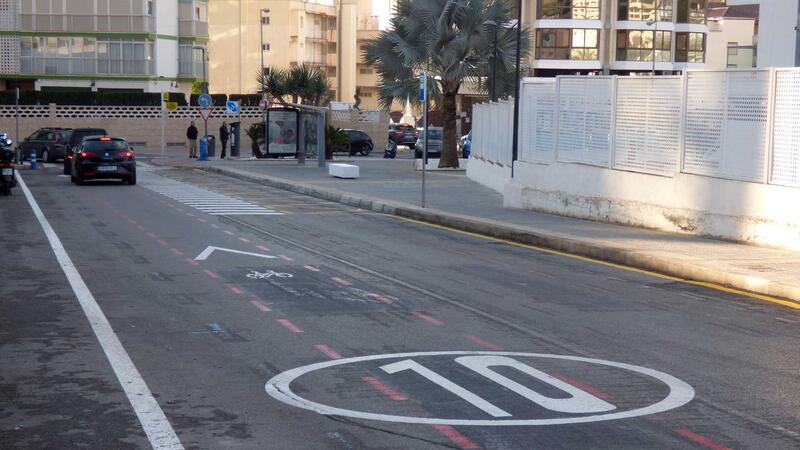 Benidorm finaliza la renovación de la calle Primavera con una nueva parada de autobuses y cambio de sentido del tráfico