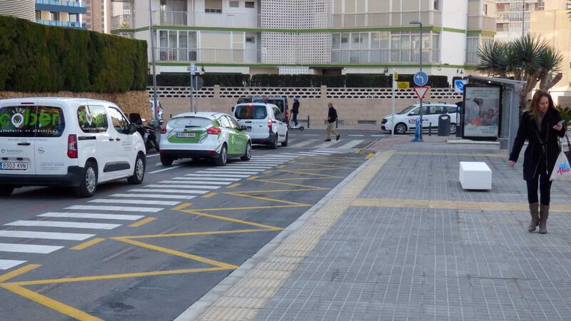 Benidorm finaliza la renovación de la calle Primavera con una nueva parada de autobuses y cambio de sentido del tráfico