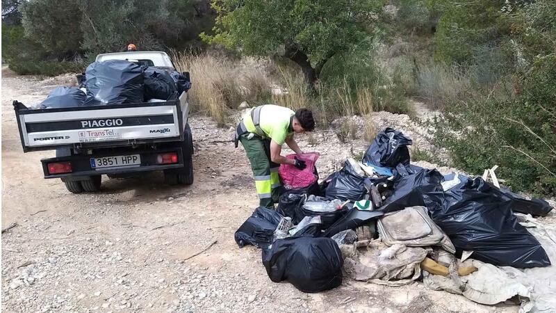 Voluntarios de Cruz Roja de Benidorm limpian El Moralet