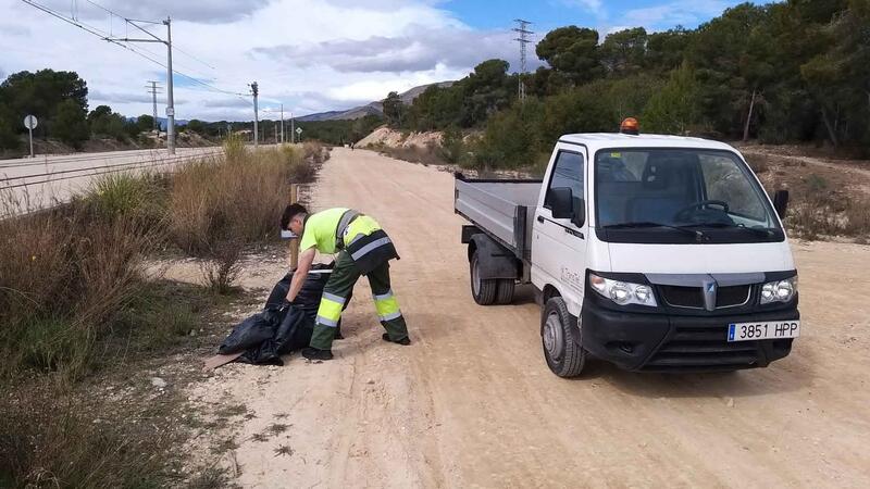 Voluntarios de Cruz Roja de Benidorm limpian El Moralet