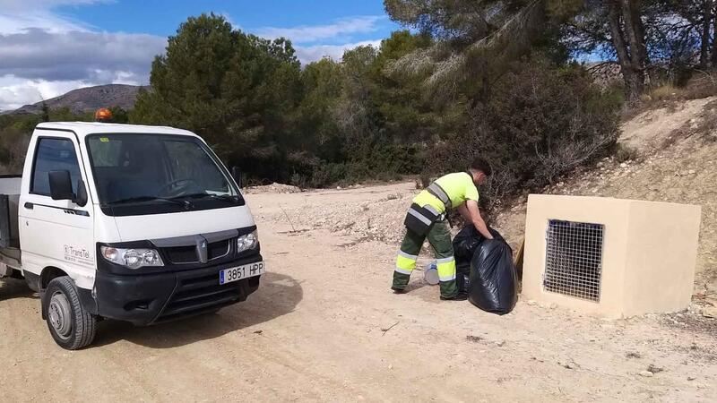 Voluntarios de Cruz Roja de Benidorm limpian El Moralet