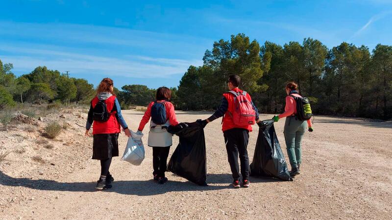 Voluntarios de Cruz Roja de Benidorm limpian El Moralet