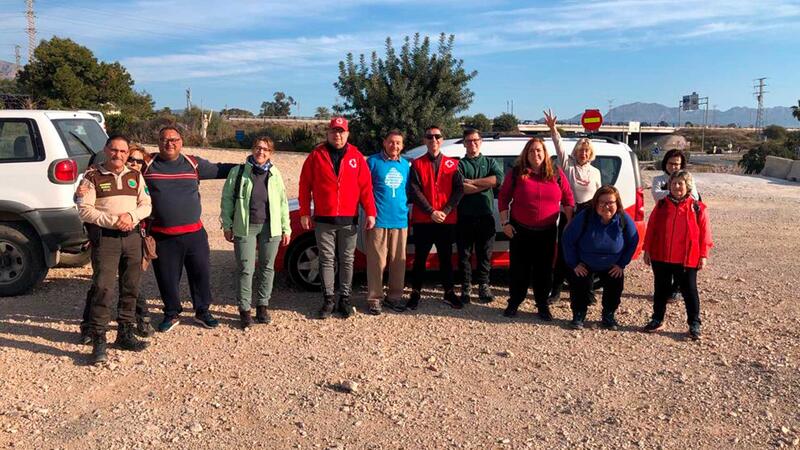 Voluntarios de Cruz Roja de Benidorm limpian El Moralet