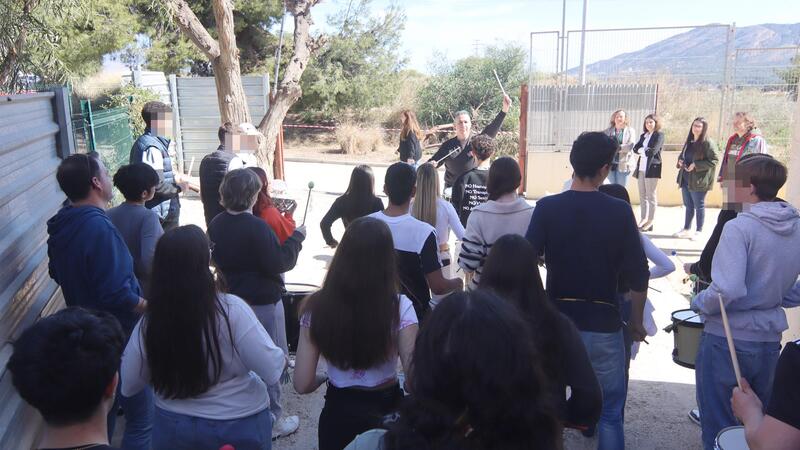 Igualdad acompaña al alumnado del IES Pere Mª Orts i Bosch en su Cursa Solidaria por el 8-M