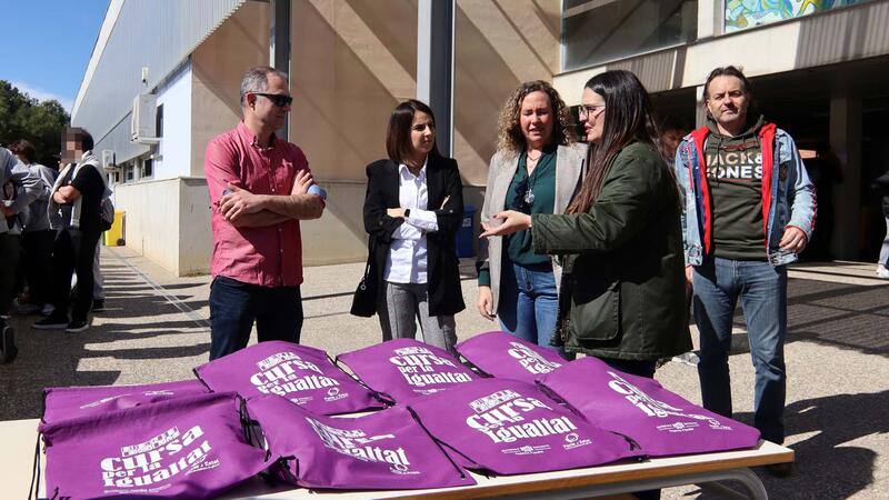 Igualdad acompaña al alumnado del IES Pere Mª Orts i Bosch en su Cursa Solidaria por el 8-M