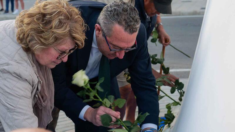 Hundreds of residents in Benidorm pay tribute to the victims of COVID-19