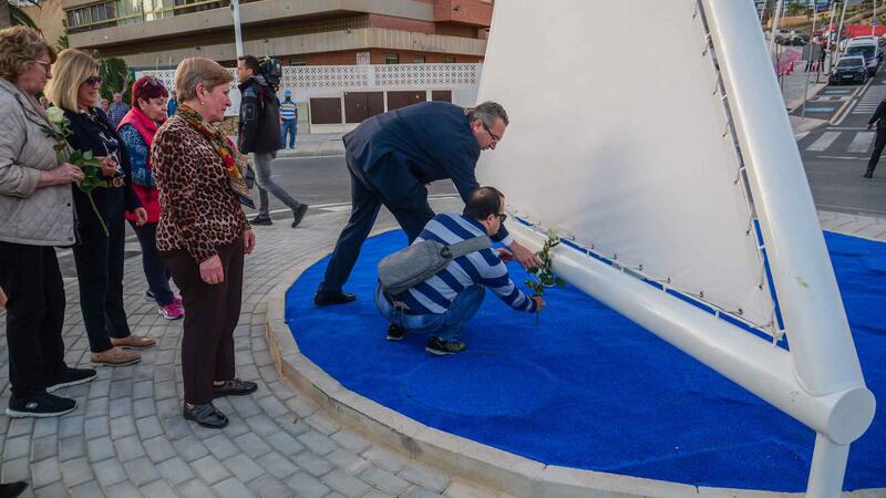 Hundreds of residents in Benidorm pay tribute to the victims of COVID-19