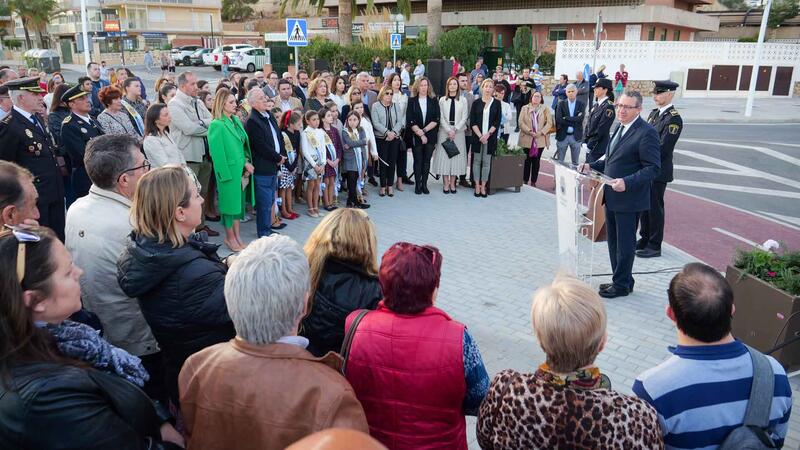 Hundreds of residents in Benidorm pay tribute to the victims of COVID-19