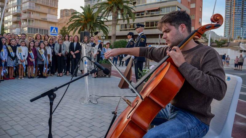 Hundreds of residents in Benidorm pay tribute to the victims of COVID-19