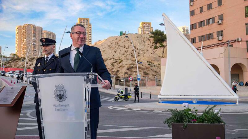Hundreds of residents in Benidorm pay tribute to the victims of COVID-19