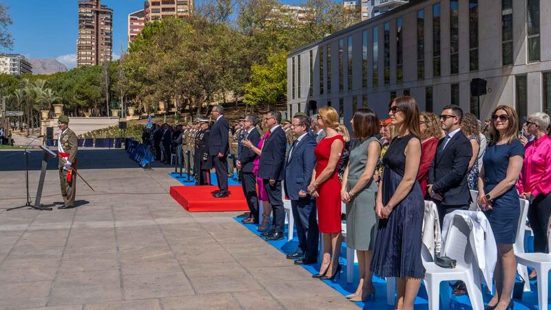 Más de medio millar de civiles de toda España juran bandera en Benidorm