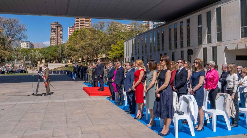 Más de medio millar de civiles de toda España juran bandera en Benidorm
