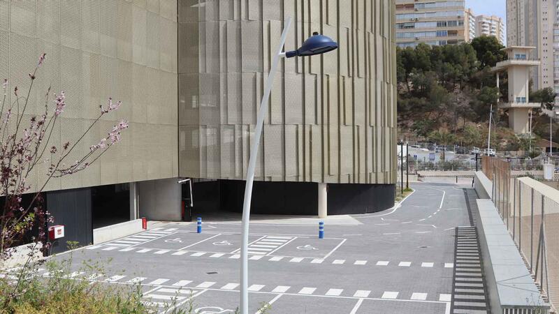 El Ayuntamiento abre al tráfico Armada Española y habilita un nuevo parking público con 372 plazas en la avenida Puerto Rico