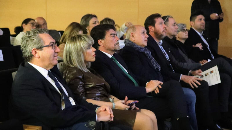El alcalde incide en que mejorar la conectividad es clave para asegurar la sostenibilidad de los destinos
