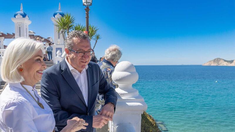 Las esculturas monumentales ‘Silvia’ y ‘María’ de Jaume Plensa lucen ya en Benidorm